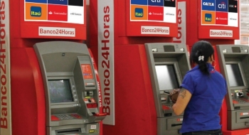 Transações financeiras tradicionais resistem e dividem espaço com Pix e celulares